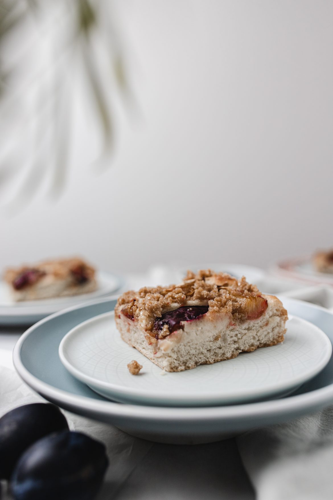 kysnutý-slivkový-vegan-koláč-s-posýpkou